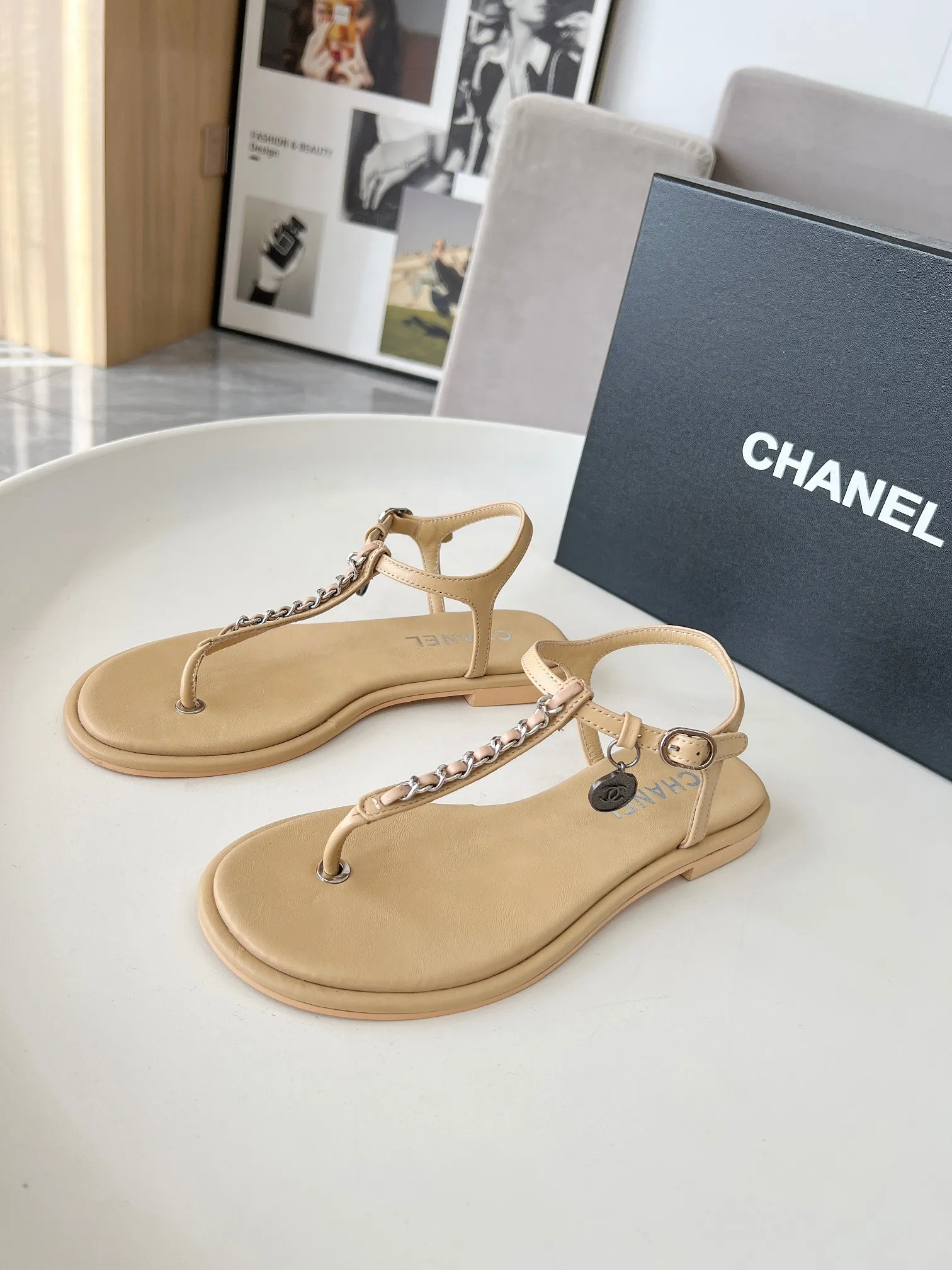 👟👟Ex-factory price 440👟👟 Genuine leather sole +40 CHANEL2025 Xiaoxiang new classic flip-up sandals👡 👄Original 1:1 molded logo🧡Exudes lasting charm Xiaoxiang sandals👡Vivid intellectual elegance👥Brings out the unique beauty of women👩‍🦰 Fabric: Sheepskin Lining: Imported sheepskin , Outsole: rubber outsole (leather outsole) Color: black/apricot/white, code number: 35-40 (41-41 customization is non-returnable and non-exchangeable): leather outsole, rubber sole